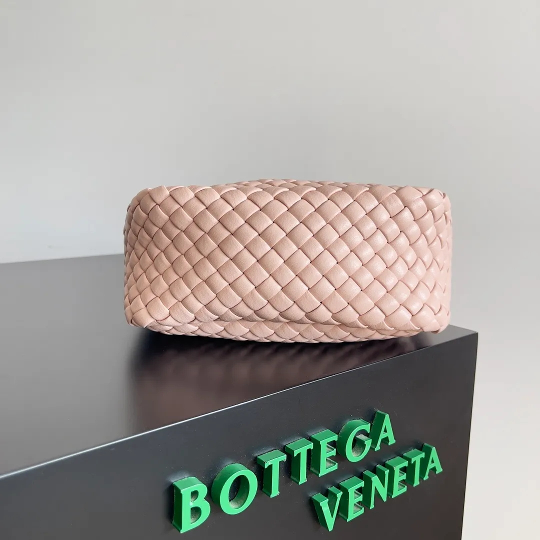 Batch 1760 BOTTEGA VENETA's new mini COBBLE bag. This season's mini Cobble series brings a new style of handbag. The body of the bag resembles the shape of a "Yuanbao", giving you good luck throughout autumn and winter! This Yuanbao bag is made of three pieces of quilted cotton and has an unlined body, showing its quiet power. The bag is carefully designed to create a three-dimensional look. The joints and edges are decorated with lambskin strips to create a sense of simplicity. The handbag is not lined, so you can directly appreciate the consistent lambskin on the outside and inside. It is beautiful both inside and outside. The top handle of this handbag is made of leather-wrapped rope and is quite sturdy. The detachable shoulder strap is secured by a leather buckle inside the bag. Can be carried by hand, carried on the shoulder or cross-body, very easy to match! Style number: 805739 Size: 23*11*8cm